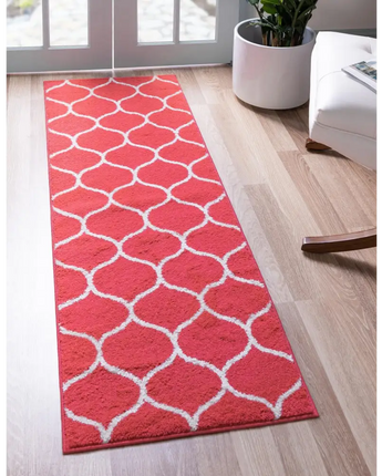 Geometric rounded trellis frieze rug (runners) - Rasberry